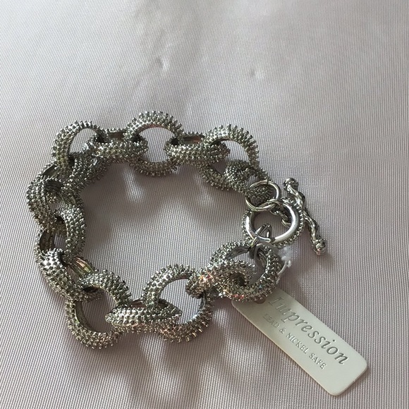 Impression Toggle Bracelet - Picture 3 of 3